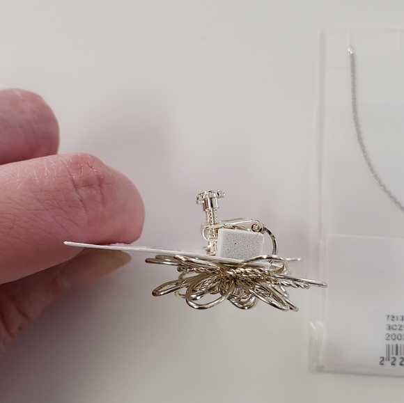 NWT Flower Cutout Earrings Horse Shoe Necklace - Picture 12 of 13